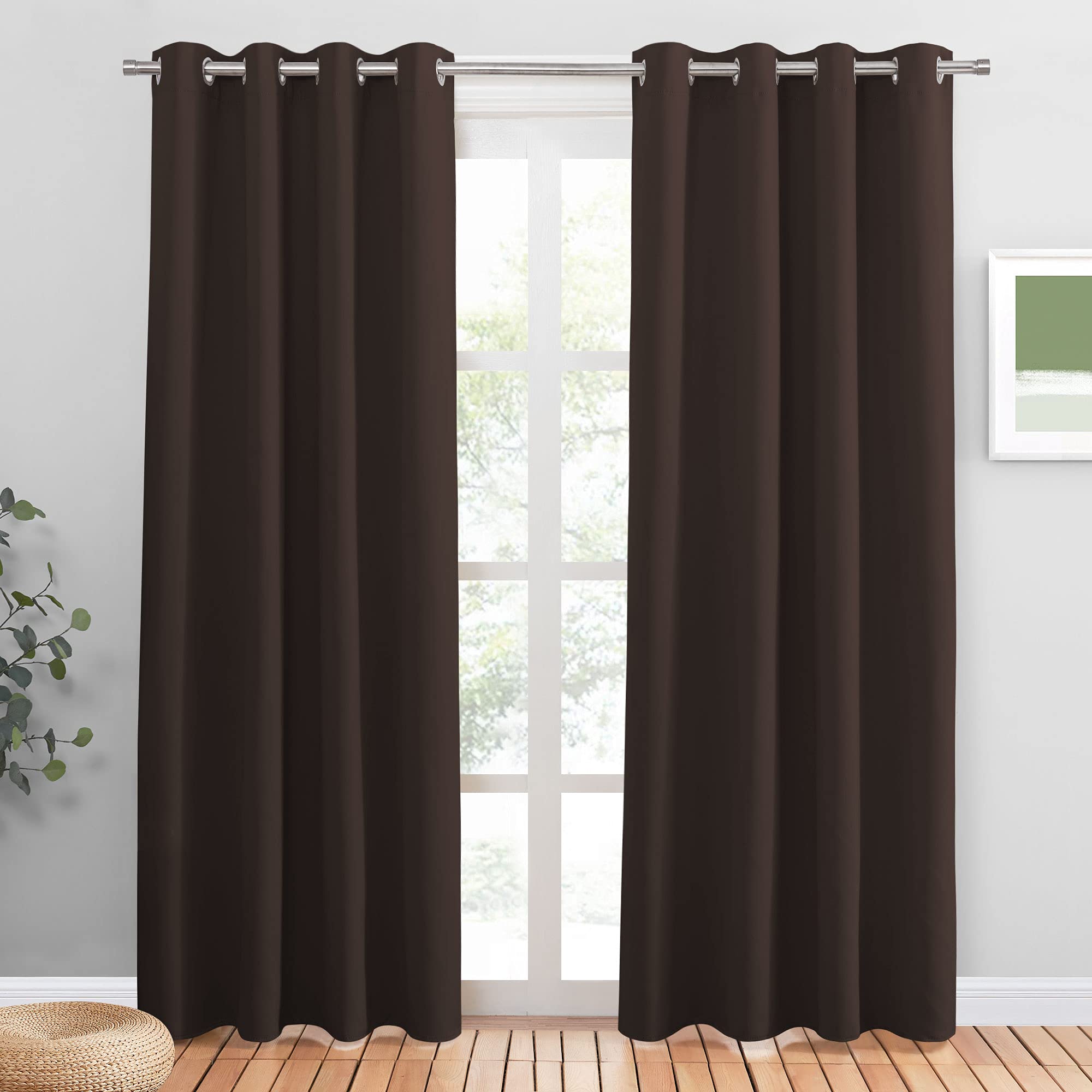 PONY DANCE Thermische Blackout Gordijnen Recensie: Beste Keuze? 2 Modern interior with dark brown curtains, leafy view, plant, and minimalist artwork.