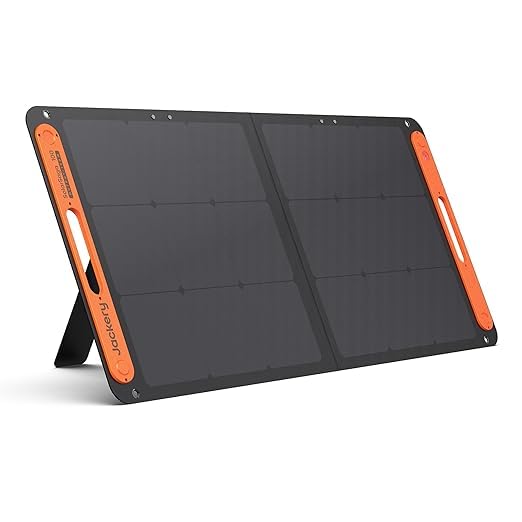 Jackery SolarSaga 100W Portable Solar Panel Recensie: De Beste Campingoplossing? 1 Foldable portable solar panel charger with orange edges and kickstand for camping.